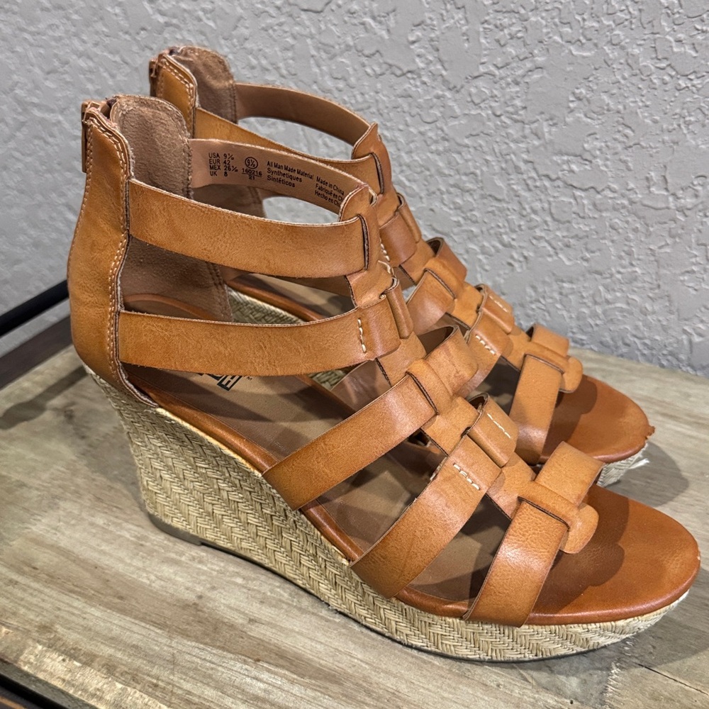 Women's Tan Wedge Sandals - Picture 7 of 7